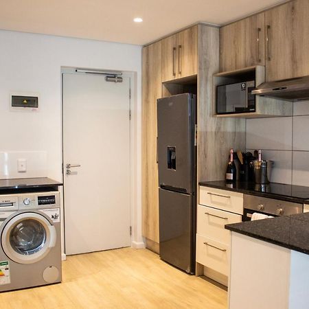 Chic, Central, Family & Group Stay - Stylish 2 Ensuite Bedroom Apartment With Spacious Balcony Cape Town Bagian luar foto