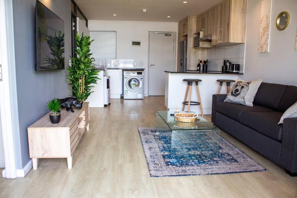Chic, Central, Family & Group Stay - Stylish 2 Ensuite Bedroom Apartment With Spacious Balcony Cape Town Bagian luar foto