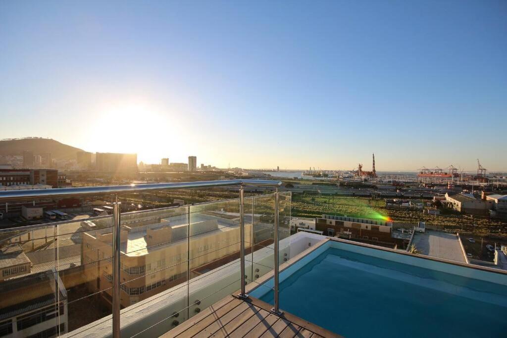 Chic, Central, Family & Group Stay - Stylish 2 Ensuite Bedroom Apartment With Spacious Balcony Cape Town Bagian luar foto