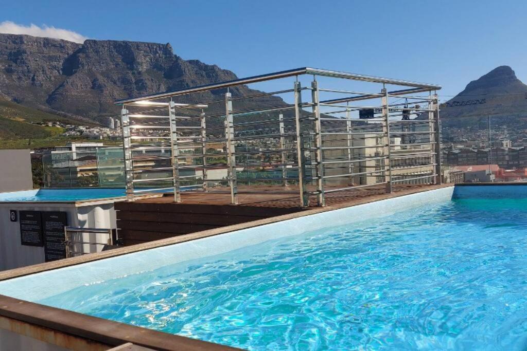 Chic, Central, Family & Group Stay - Stylish 2 Ensuite Bedroom Apartment With Spacious Balcony Cape Town Bagian luar foto