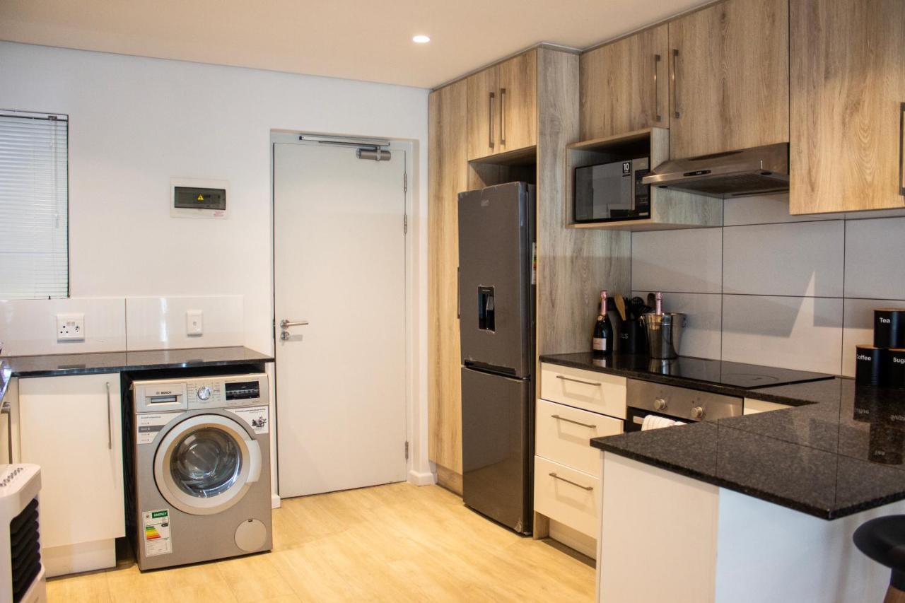 Chic, Central, Family & Group Stay - Stylish 2 Ensuite Bedroom Apartment With Spacious Balcony Cape Town Bagian luar foto