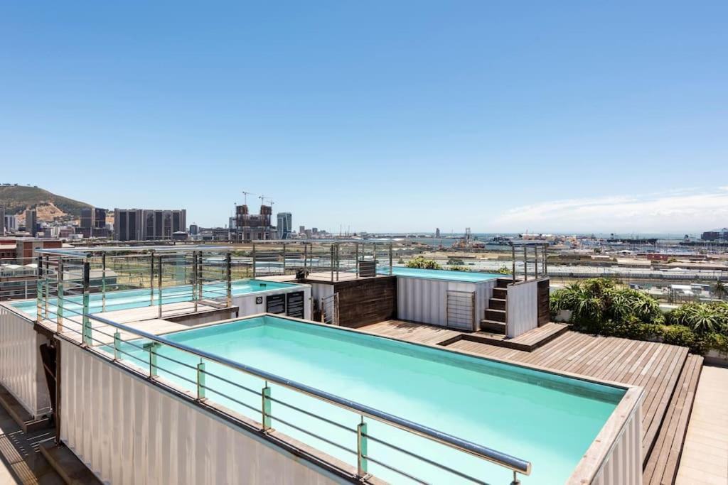 Chic, Central, Family & Group Stay - Stylish 2 Ensuite Bedroom Apartment With Spacious Balcony Cape Town Bagian luar foto