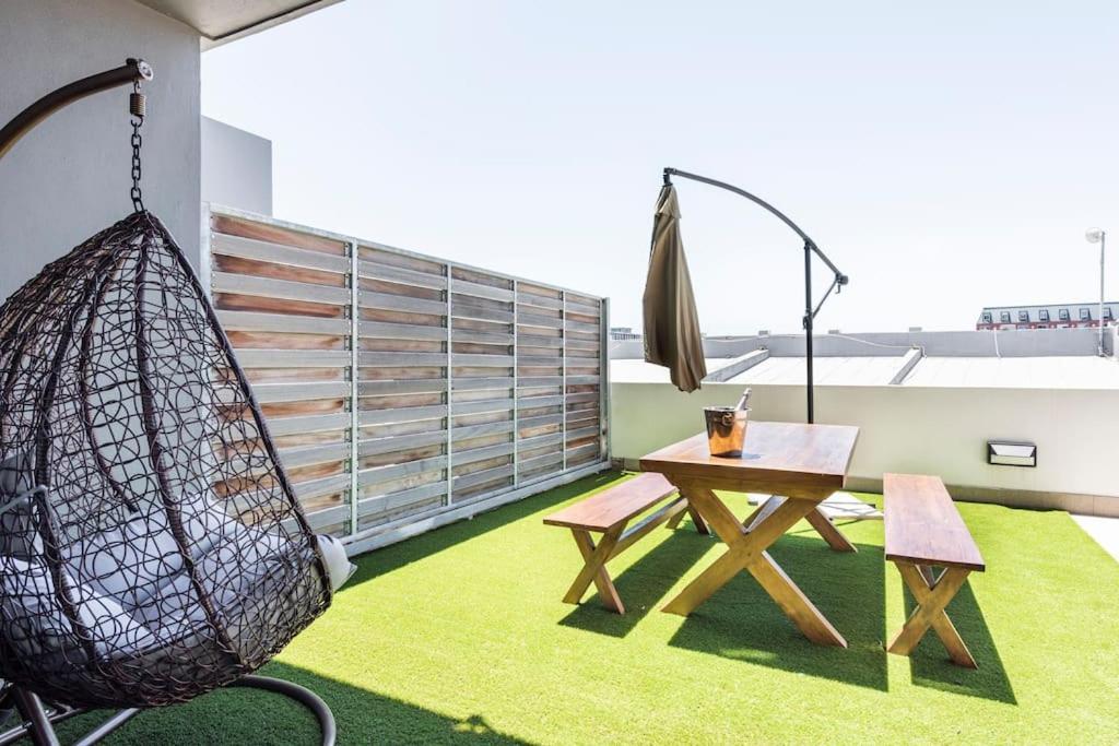 Chic, Central, Family & Group Stay - Stylish 2 Ensuite Bedroom Apartment With Spacious Balcony Cape Town Bagian luar foto