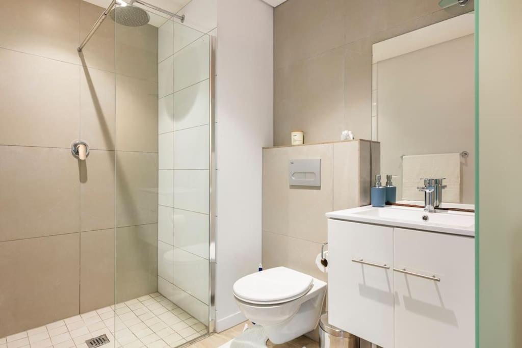 Chic, Central, Family & Group Stay - Stylish 2 Ensuite Bedroom Apartment With Spacious Balcony Cape Town Bagian luar foto