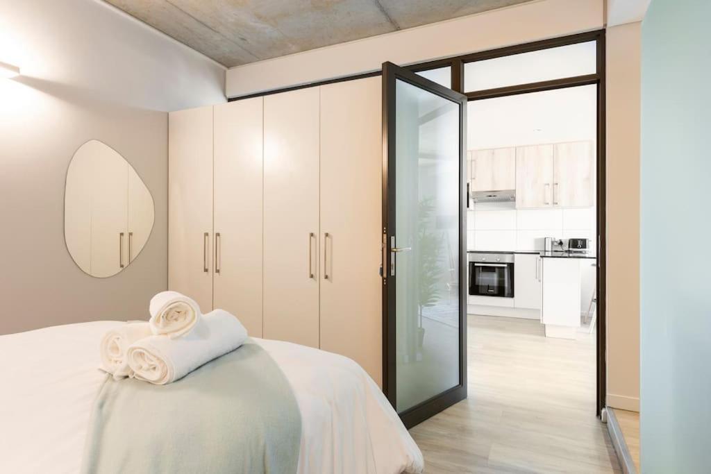 Chic, Central, Family & Group Stay - Stylish 2 Ensuite Bedroom Apartment With Spacious Balcony Cape Town Bagian luar foto