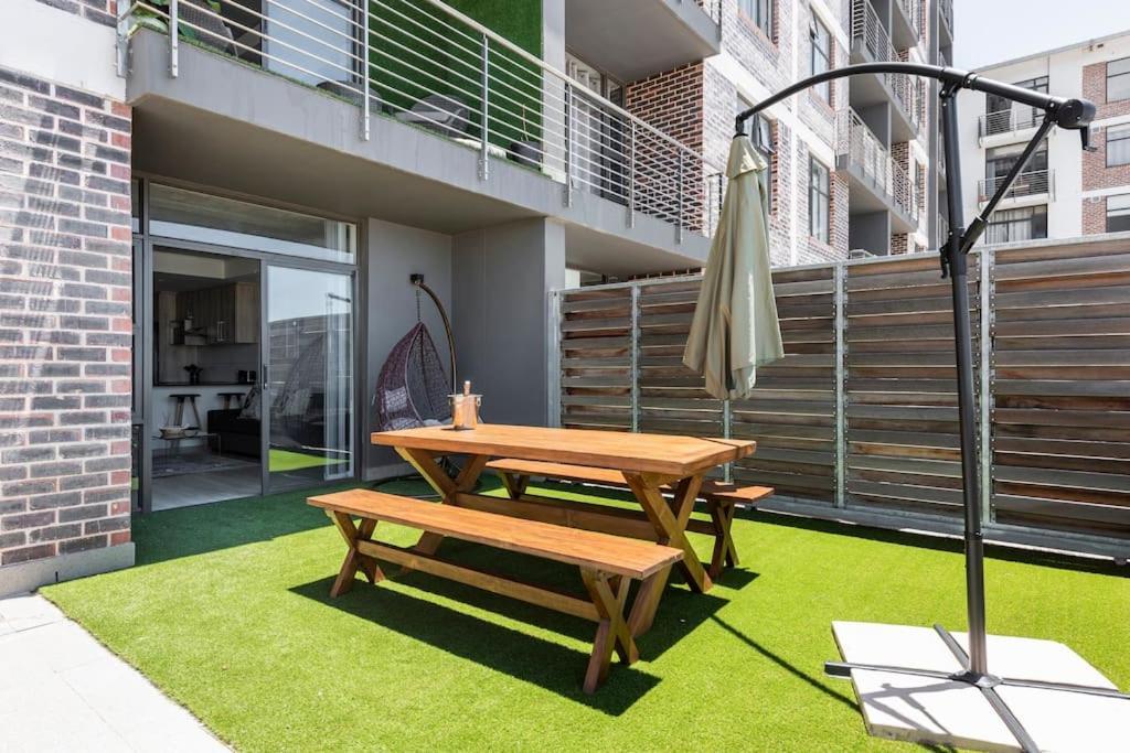 Chic, Central, Family & Group Stay - Stylish 2 Ensuite Bedroom Apartment With Spacious Balcony Cape Town Bagian luar foto