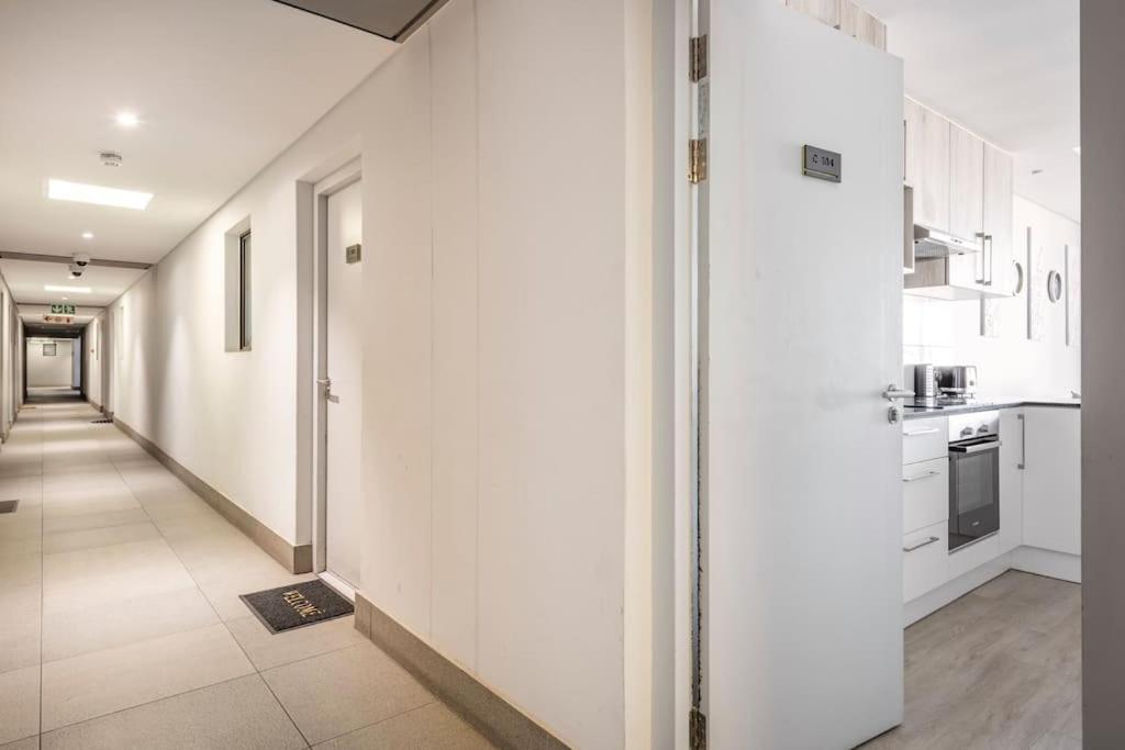 Chic, Central, Family & Group Stay - Stylish 2 Ensuite Bedroom Apartment With Spacious Balcony Cape Town Bagian luar foto