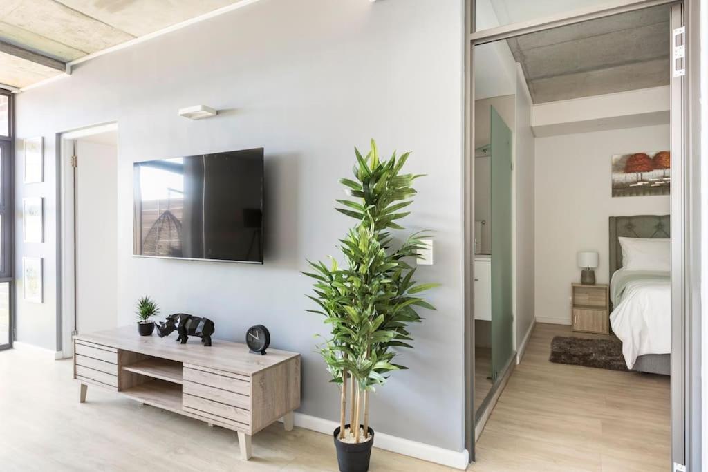 Chic, Central, Family & Group Stay - Stylish 2 Ensuite Bedroom Apartment With Spacious Balcony Cape Town Bagian luar foto