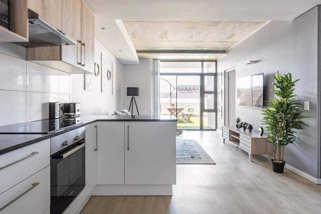Chic, Central, Family & Group Stay - Stylish 2 Ensuite Bedroom Apartment With Spacious Balcony Cape Town Bagian luar foto