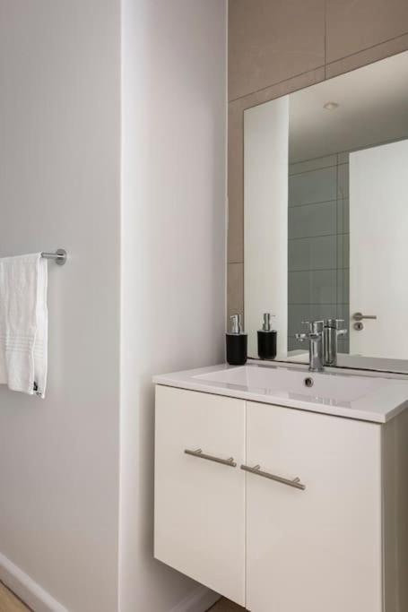 Chic, Central, Family & Group Stay - Stylish 2 Ensuite Bedroom Apartment With Spacious Balcony Cape Town Bagian luar foto
